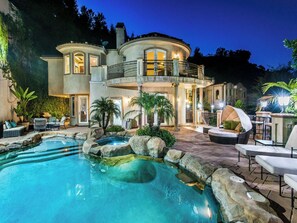 Ulkouima-allas, aurinkovarjoja, aurinkotuoleja