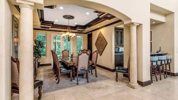 ๋ญ์
๋ฆฌ ๋น๋ผ, ์นจ๋(์ฌ๋ฌ ๊ฐ), ์์์ฅ ์ด์ฉ, ์ฐ ์ ๋ง (Robmar Mansion) | ๋ค์ด๋