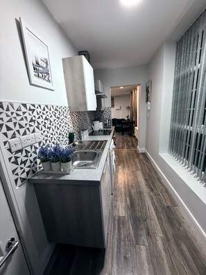 Kühlschrank, Mikrowelle, Ofen, Herdplatte