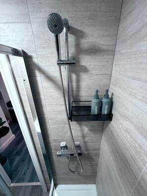 Douche, séchoir à cheveux, serviettes fournies