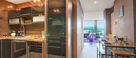 Réfrigérateur, micro-ondes, four, plaque de cuisson