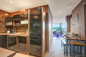 Réfrigérateur, micro-ondes, four, plaque de cuisson