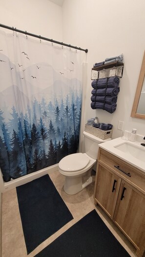 Suihku, hiustenkuivaaja, pyyhkeet, saippua