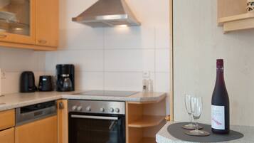 Kühlschrank, Mikrowelle, Herdplatte, Geschirrspüler