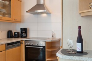 Køleskab, mikrobølgeovn, kogeplade, opvaskemaskine