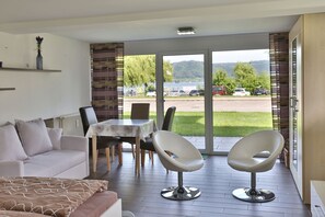 TV - Apartment 'Bodanrück, 45qm' with Lake View, Private Terrace and Wi-Fi (Bodman-Ludwigshafen)