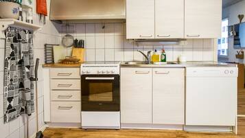 Kylskåp, mikrovågsugn, diskmaskin och grytor/köksredskap