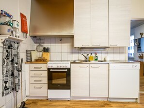 Fridge, microwave, dishwasher, cookware/dishes/utensils
