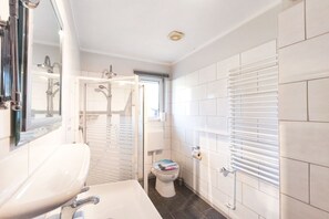 Douche, sĂšche-cheveux, serviettes fournies