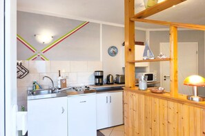Frigorífico, microondas, placa de cocina y cafetera o tetera