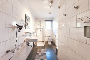 Dusj, hårføner og håndklær