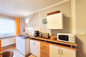 Kühlschrank, Mikrowelle, Herdplatte, Wasserkocher mit Kaffee-/Teezubehör