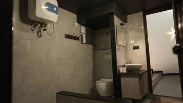 Een douche, een bubbelbad, een haardroger, een bidet