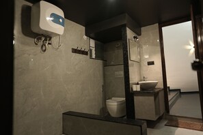 Ducha, bañera de hidromasaje, secador de pelo, bidet