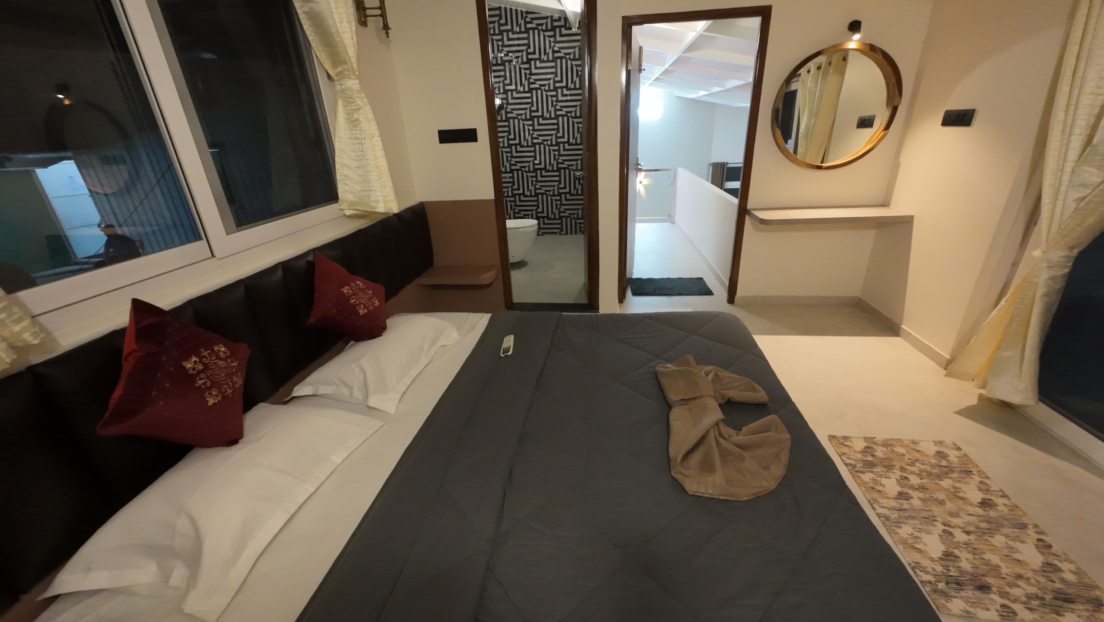 2 多间卧室、办公桌、WiFi、床单