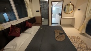 2 bedrooms, desk, WiFi, bed sheets