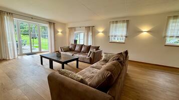 Télévision, cheminée, table de tennis de table