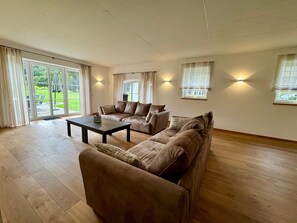 TV, caminetto, tavolo da ping pong