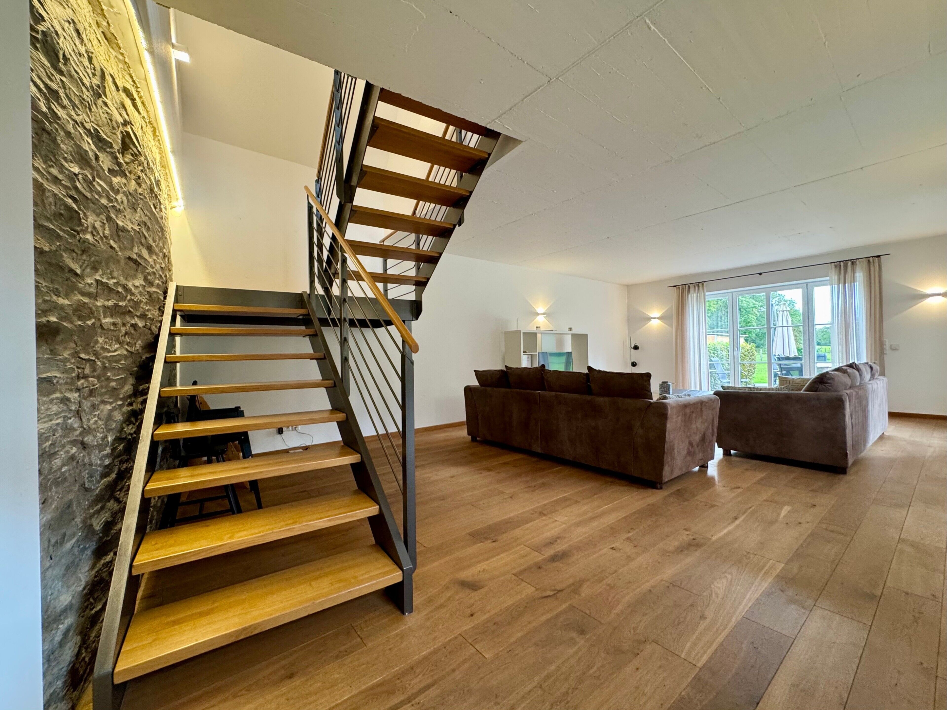 Televisio, takka, pöytätennispöytä