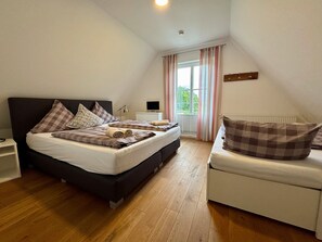 3 bedrooms, iron/ironing board, free WiFi, bed sheets