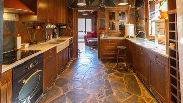 Frigorífico, horno, lavavajillas y cafetera o tetera