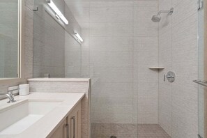 Douche, sèche-cheveux, serviettes fournies
