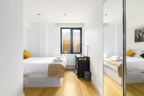 2 makuuhuonetta, työpöytä, silitysrauta/-lauta, vauvan matkasänky