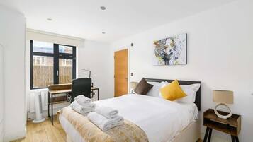 2 sovrum, skrivbord, strykjÀrn/strykbrÀda och resesÀng