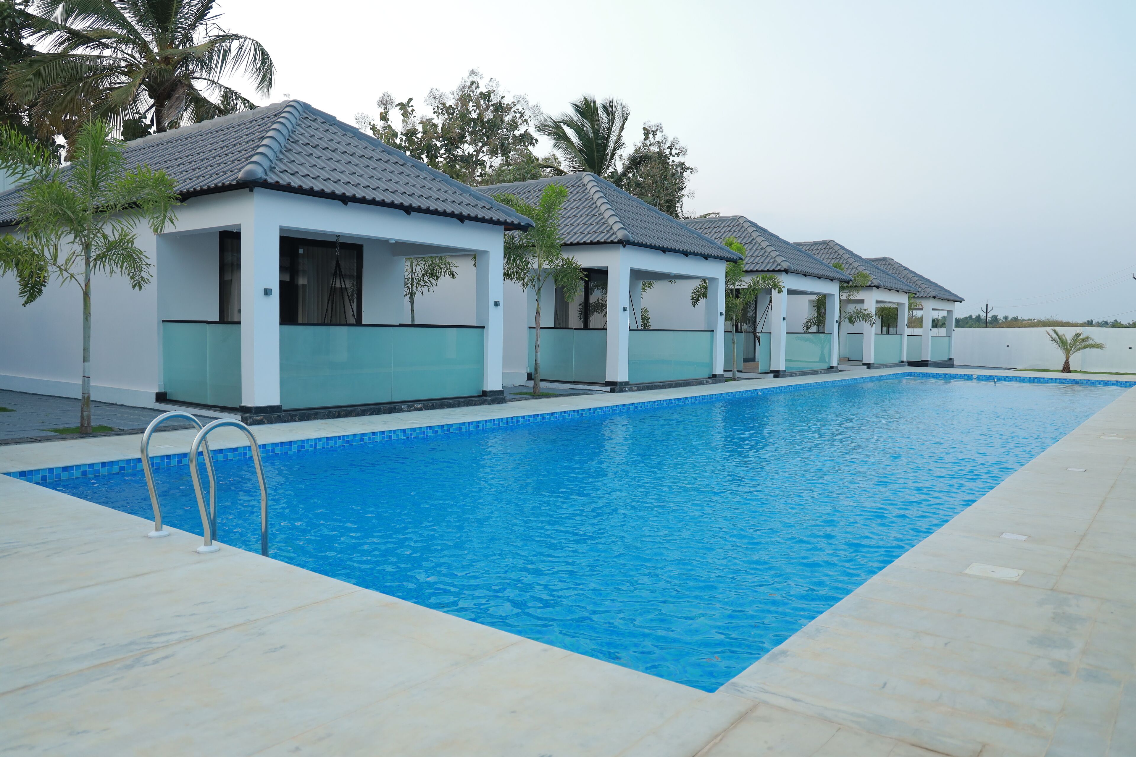 Cottage Deluks, 1 Tempat Tidur King, pemandangan kolam renang | Area keluarga | TV layar datar