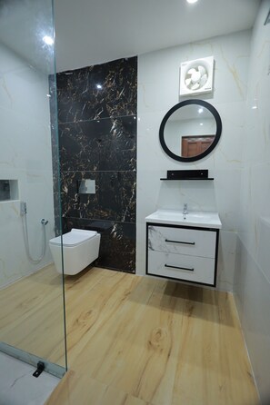 Douche, serviettes fournies, savon, shampoing