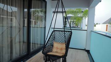 Familien-Ferienhaus, Poolblick | Blick vom Balkon