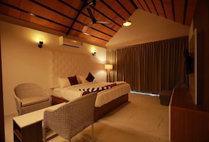 Deluxe Cottage, Non Smoking, Pool View | 2 bedrooms, free WiFi