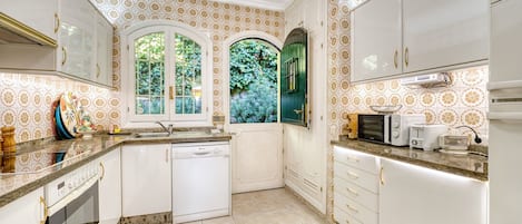 Een koelkast, een microgolfoven, een oven, een vaatwasser