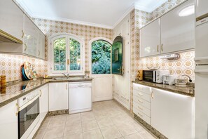 Réfrigérateur, micro-ondes, four, lave-vaisselle