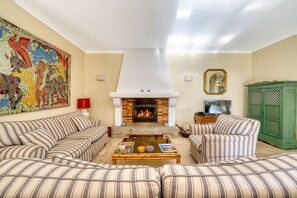 TV, fireplace - 3088 Luxury Bungalow Marbella Oasis (Marbella)