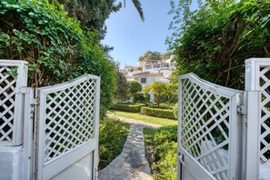 Property grounds - 2045 Golden Beach Apartment – Steps from the Sea (Marbella)
