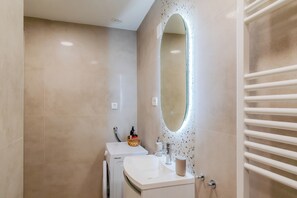 Dusche, Haartrockner, Handtücher