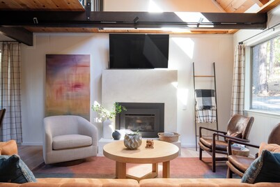 The Robin: BLS Lake Access, Hot Tub, Curated Luxury Design, & Kids Game Room