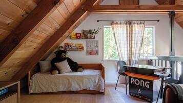 4 habitaciones, escritorio y tabla de planchar con plancha