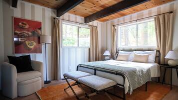 4 slaapkamers, een bureau, een strijkplank/strijkijzer, reisbedje