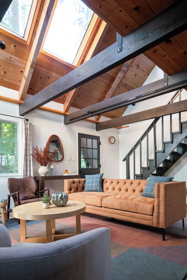 Smart TV, fireplace, video games, books - The Robin: BLS Lake Access, Hot Tub, Curated Luxury Design, & Kids Game Room (Arnold)