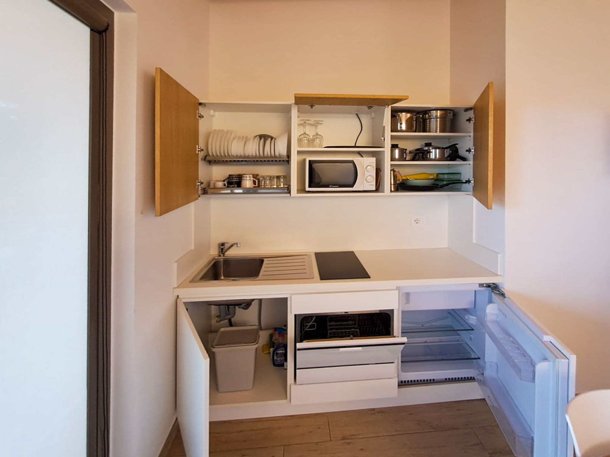 冷蔵庫、電子レンジ、食器洗い機、調理器具と食器