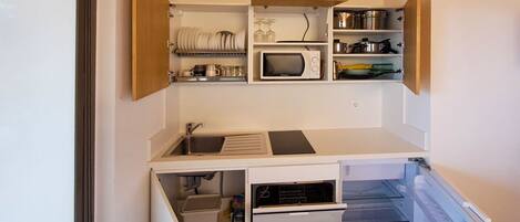 Jääkaappi, mikroaaltouuni, astianpesukone