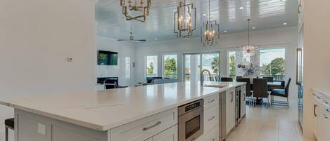 Refrigerador, microondas, horno, placa de cocina