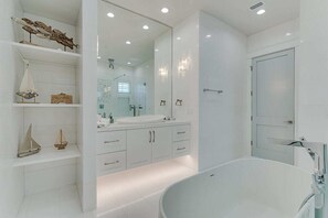 Douche, serviettes fournies, shampoing