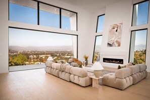 Luxury-Villa, Mehrere Betten, Poolzugang, Bergblick (Woodhill Canyon) | Innenbereich