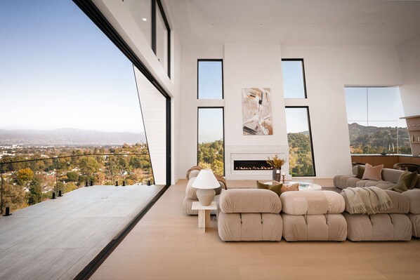 Luxury-Villa, Mehrere Betten, Poolzugang, Bergblick (Woodhill Canyon) | Innenbereich