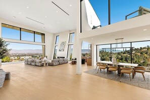 Luxury-Villa, Mehrere Betten, Poolzugang, Bergblick (Woodhill Canyon) | Innenbereich