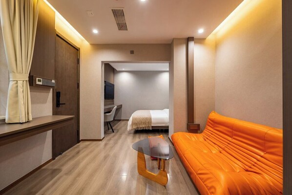 Classic-Doppelzimmer, 1 Queen-Bett, Gartenblick | Laptopgeeigneter Arbeitsplatz, kostenloses WLAN
