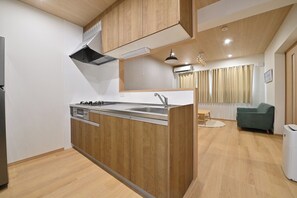 Fridge, microwave, stovetop, cookware/dishes/utensils - BLUESOLARE Reef  Newly built and opened in Febru / Miyakojima Okinawa (Miyakojima)
